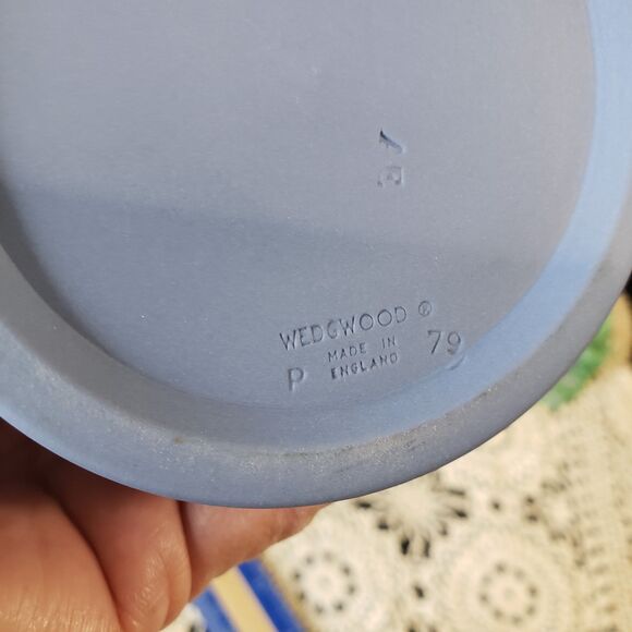 Beautiful Vintage Wedgwood Blue Jasperware Lidded Olympus Jar 5" - Picture 2 of 9